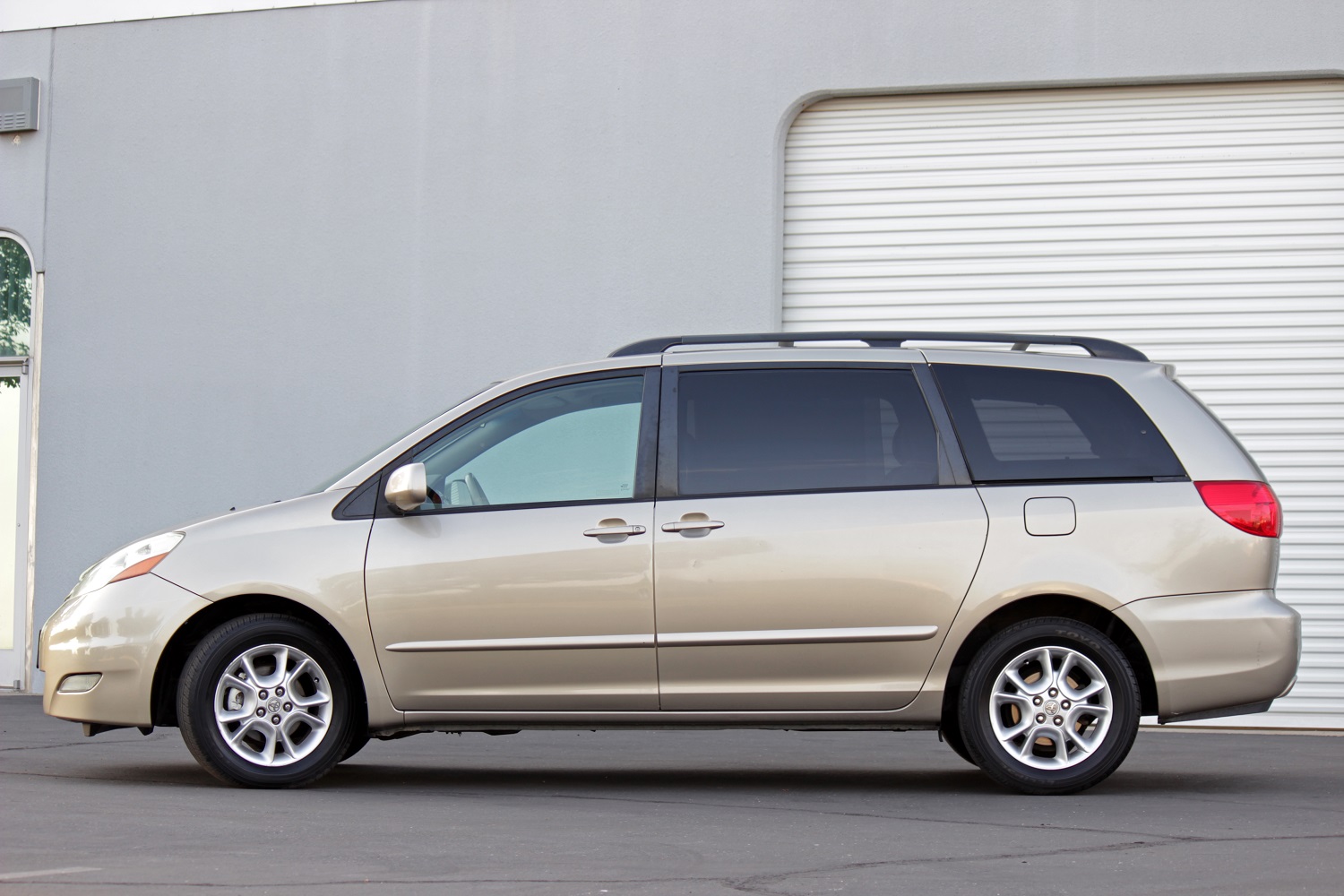Prestige Motors 2006 Toyota Sienna XLE for Sale in Sacramento