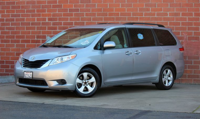 2013 toyota sienna sales le
